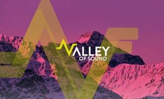 Ein grafisches Bild mit dem Titel „Valley of Sound“. Im Hintergrund sind beeindruckende Berge in lila und rosa Tönen zu sehen, mit modernen, bunten grafischen Elementen im Vordergrund.