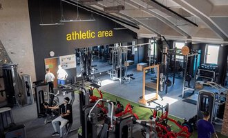 A modern fitness room with various training equipment. The atmosphere is bright and inviting, perfect for physical activities. | © Fitness Inform Oberstdorf