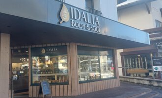 Ein Geschäft mit der Aufschrift "IDALIA BODY & SOUL" ist sichtbar. Es ist modern gestaltet und hat große Fenster, die einen Blick ins Innere ermöglichen. | © IDALIA | S. Lorenz