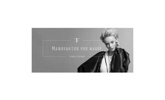 Ein modernes, schwarzes und weißes Bild mit einer Frau, die stilvolle Kleidung trägt. Der Text „Manufaktur für Haare“ und „Tanja Heilmer“ sind sichtbar. | © TF Tanja Fellner Manufaktur für Haare Logo