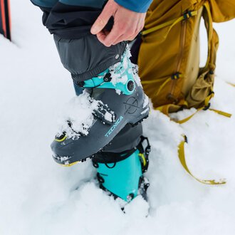 Ein Mann repariert Skiausrüstung und montiert einen Skischuh. Im Hintergrund stehen zahlreiche Ski. | © Kleinwalsertal Tourismus | Oliver Farys