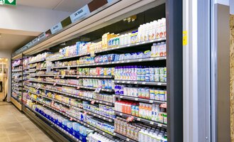 Ein Kühlregal in einem Supermarkt, gefüllt mit verschiedenen Milchprodukten und Getränken. Die Regale sind gut sortiert und bieten eine große Auswahl. | © SPAR