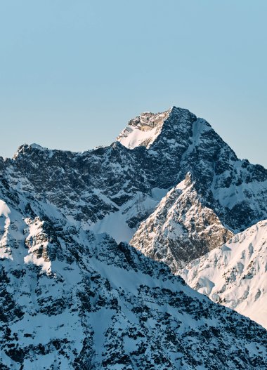 Bergpanorama mit schneebedeckten Gipfeln im Kleinwalsertal, Österreich, im Winter. | © Kleinwalsertal Tourismus eGen • Fotograf: Oliver Farys