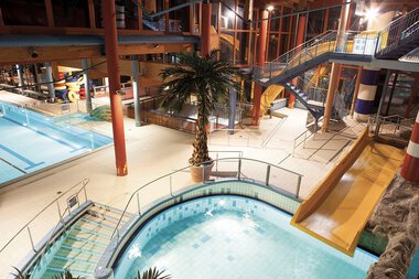 Interior of Wonnemar Adventure Pool in Sonthofen with water slides, a pool, and an indoor swimming area. | © Kleinwalsertal Tourismus eGen • Wonnemar Erlebnisbad Sonthofen