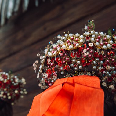 Traditional hat decoration with pearls and delicate ornaments, worn during cultural festivals in Kleinwalsertal. | ©  Kleinwalsertal Tourismus eGen • Photographer: Stefan Klauser