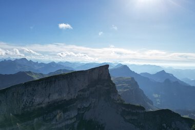 Mountain landscape with jagged peaks and a sunny sky, captured in the mountains on a clear day. | © Kleinwalsertal Tourismus eGen