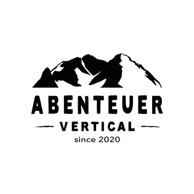Logo für Abenteuer Vertical mit Bergsilhouette, Text 'ABENTEUER VERTICAL seit 2020'. | © Abenteuer Vertical